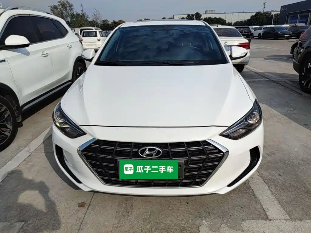 Hyundai Elantra — фото 2