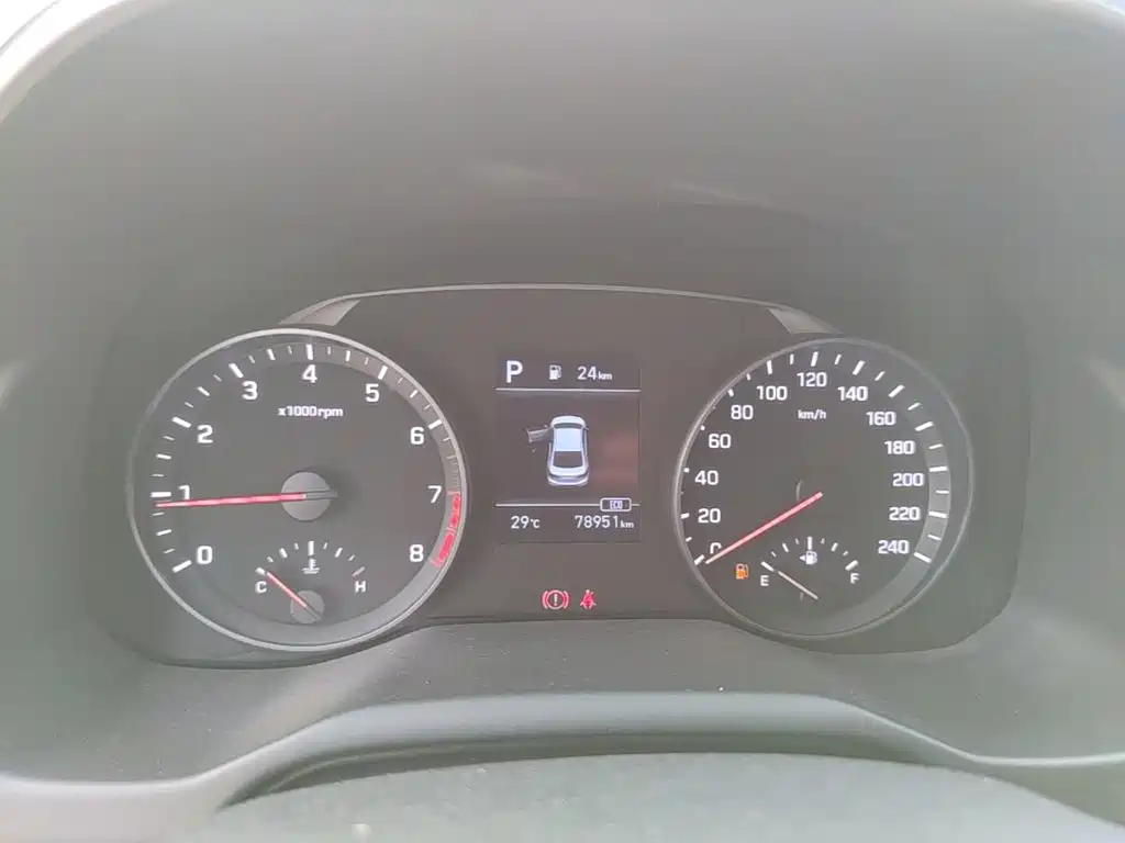 Hyundai Elantra — фото 11