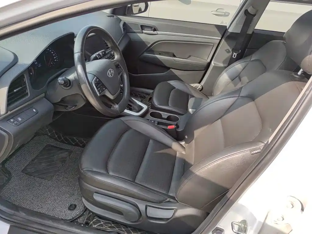 Hyundai Elantra — фото 14