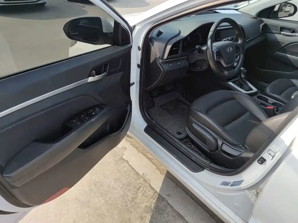 Hyundai Elantra — фото 15