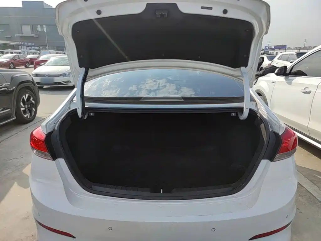 Hyundai Elantra — фото 18