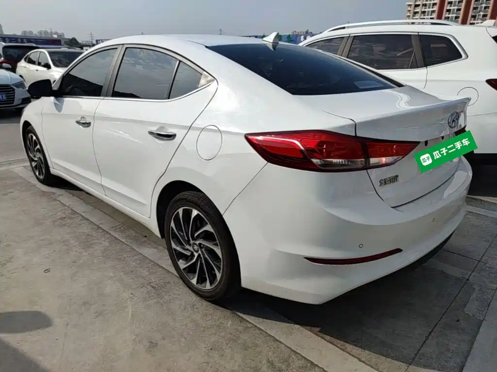 Hyundai Elantra — фото 4