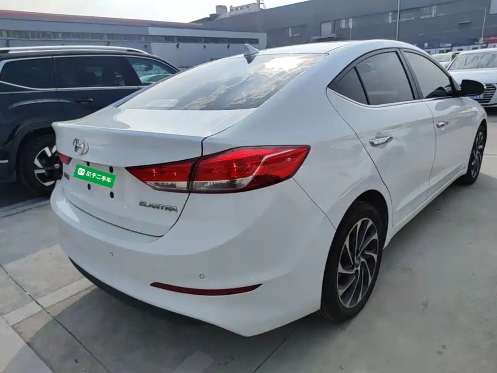 Hyundai Elantra — фото 6