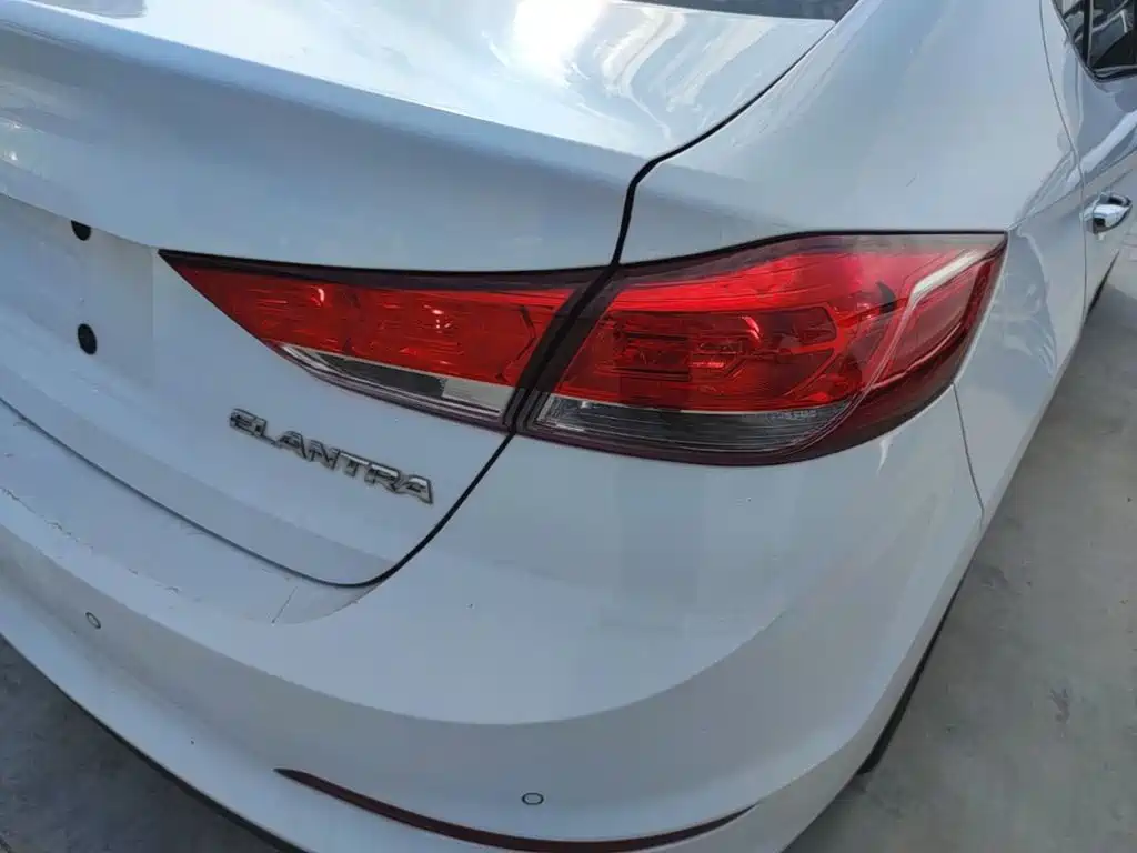 Hyundai Elantra — фото 7
