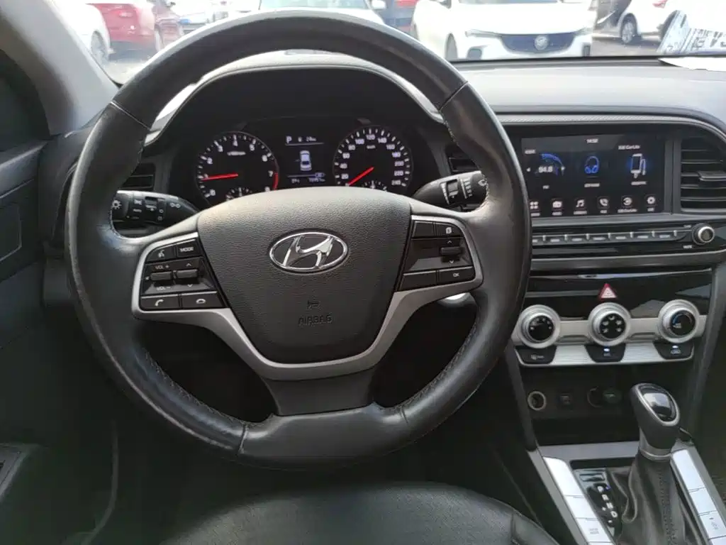 Hyundai Elantra — фото 10