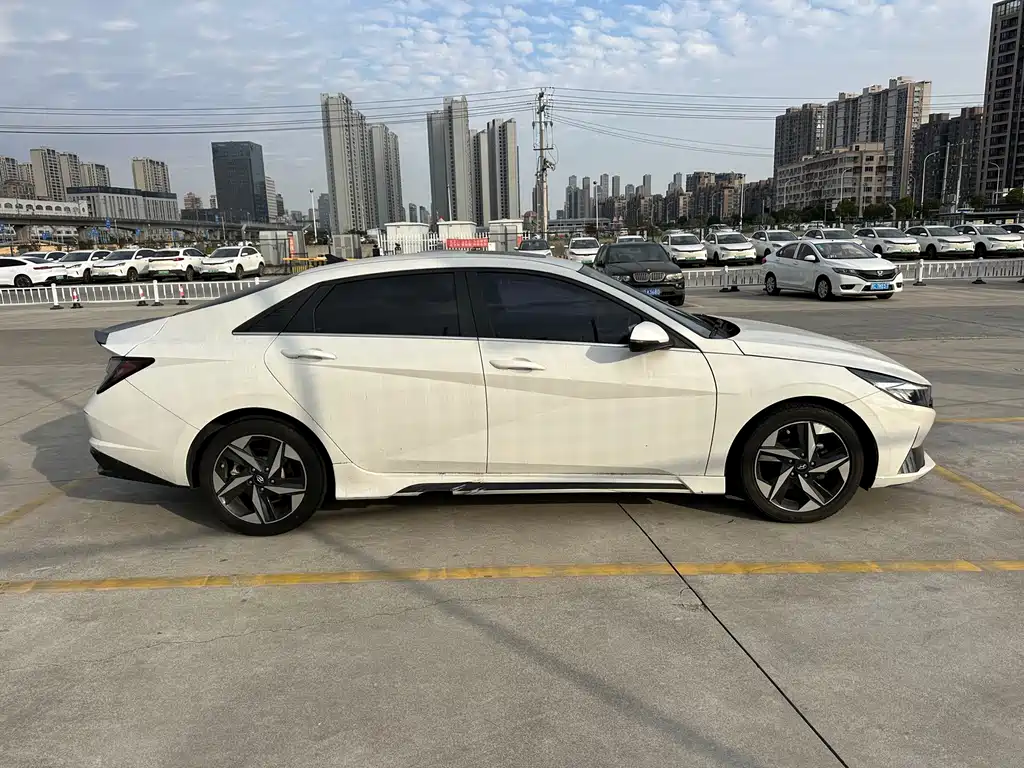 Hyundai Elantra — фото 4