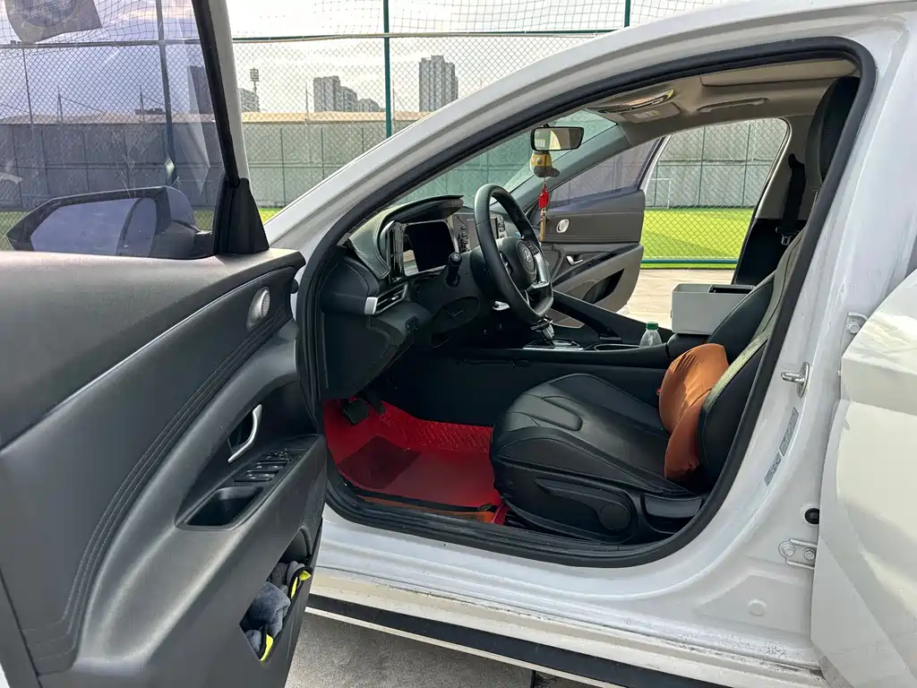 Hyundai Elantra — фото 10