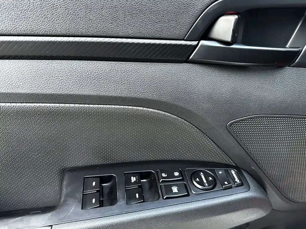 Hyundai Elantra — фото 15