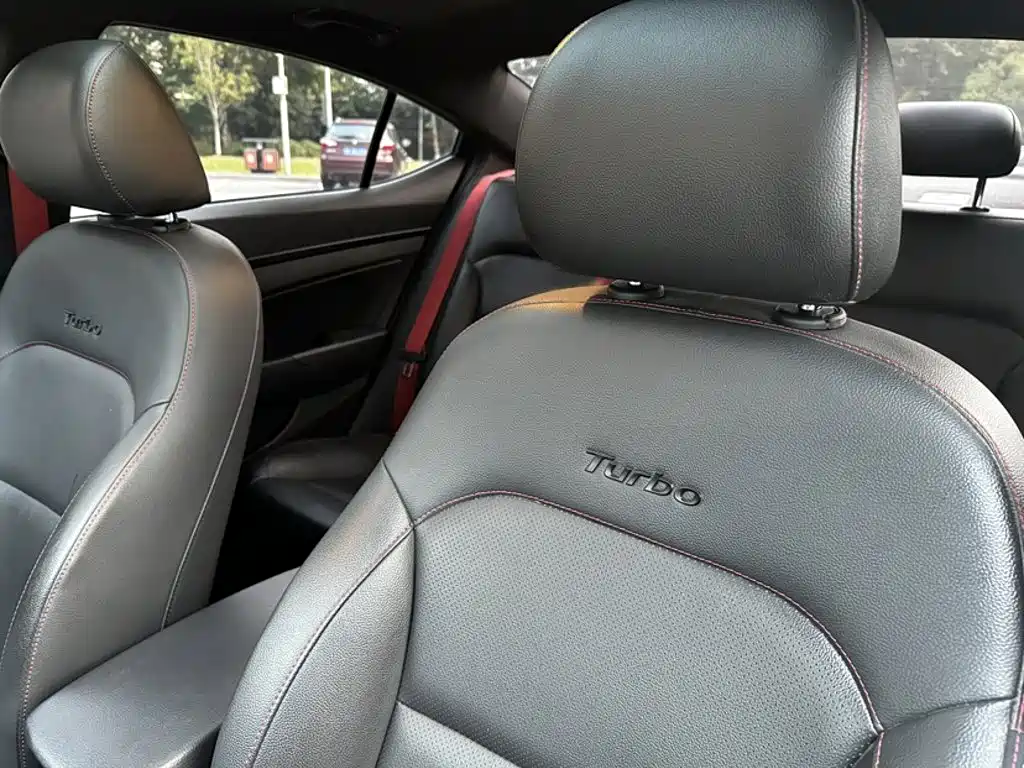 Hyundai Elantra — фото 18
