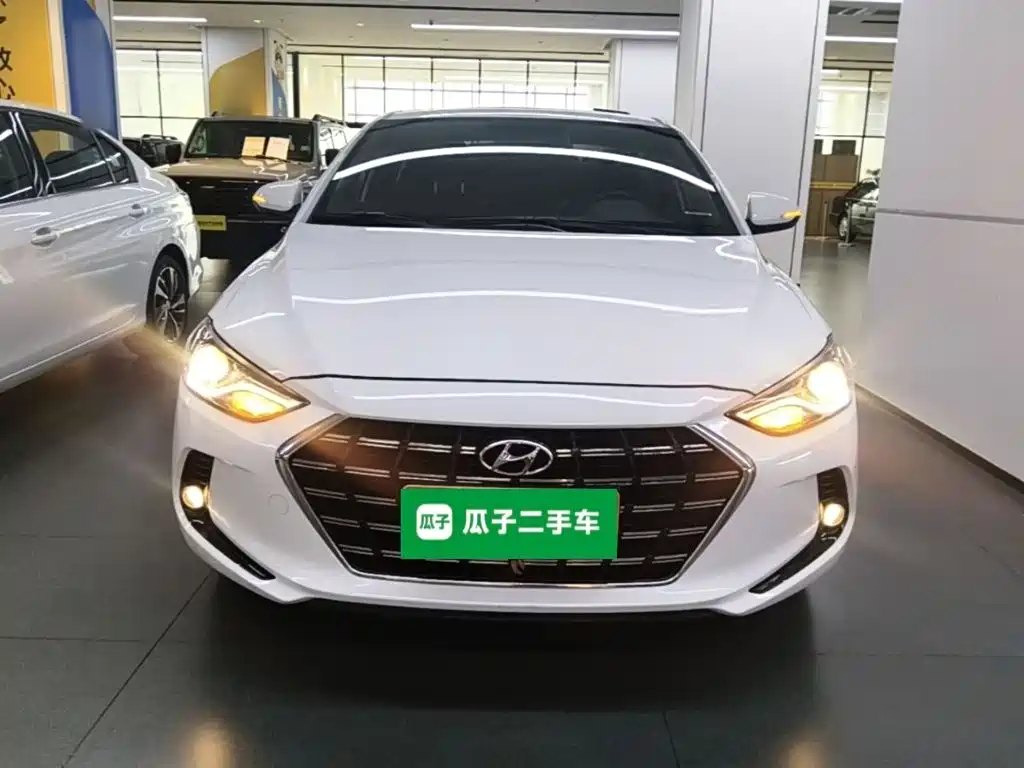 Hyundai Elantra — фото 2