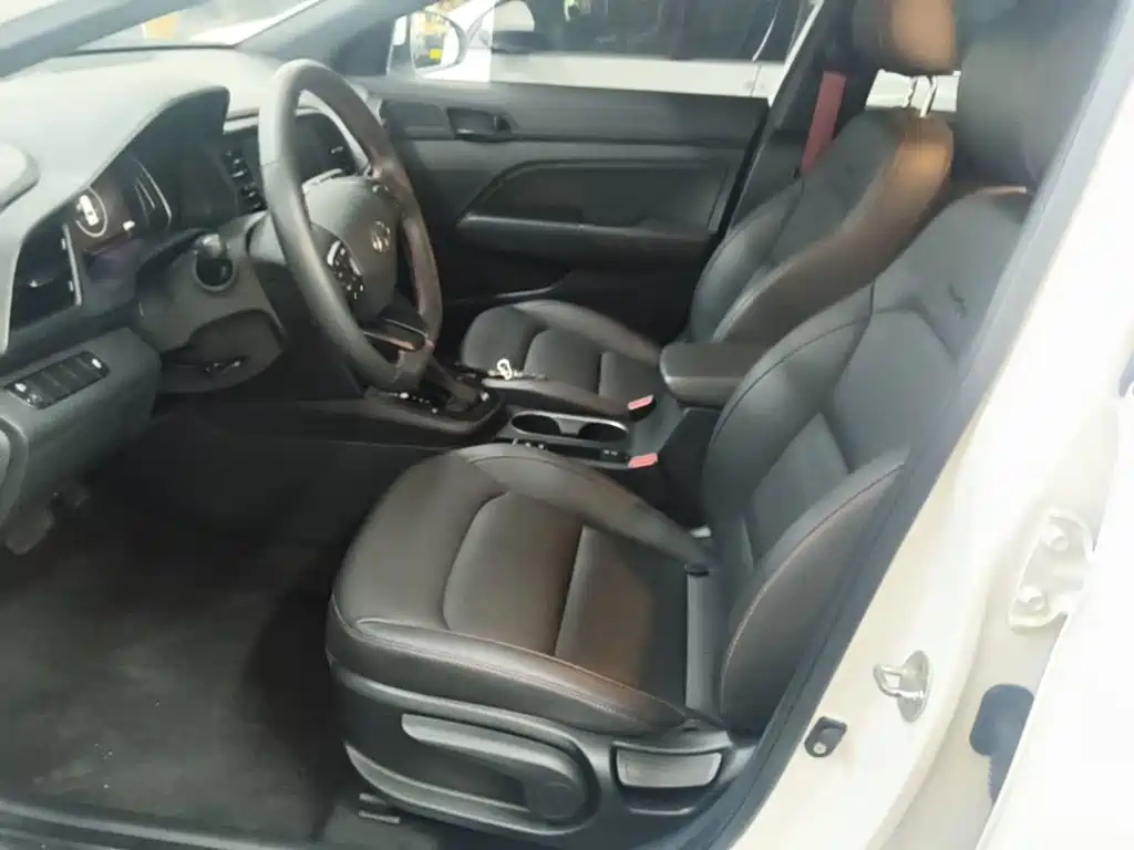Hyundai Elantra — фото 14