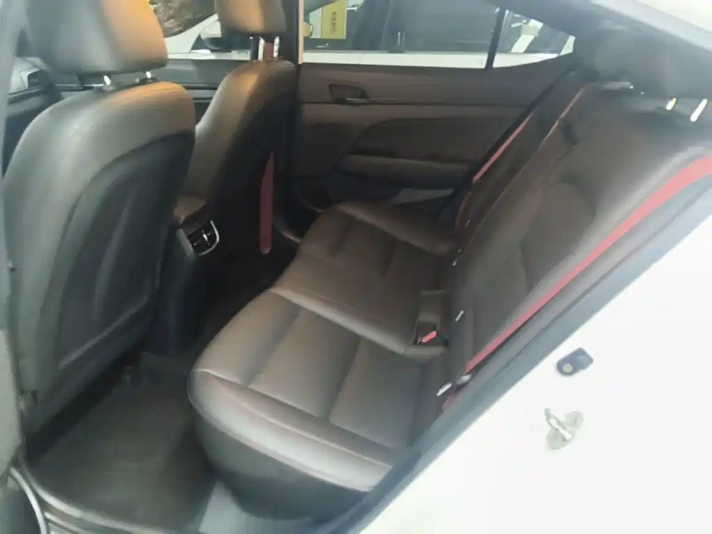 Hyundai Elantra — фото 16