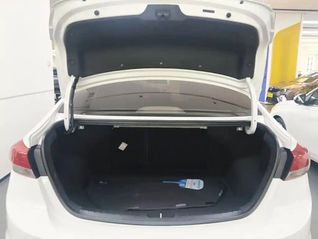 Hyundai Elantra — фото 18