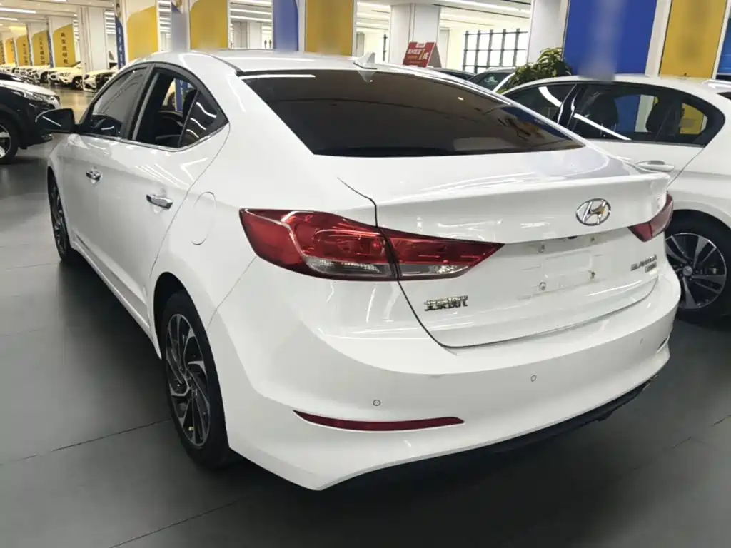 Hyundai Elantra — фото 4