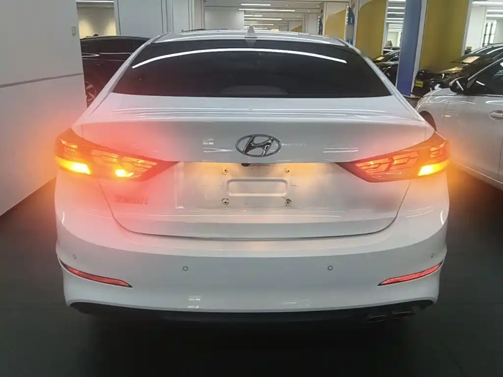 Hyundai Elantra — фото 5