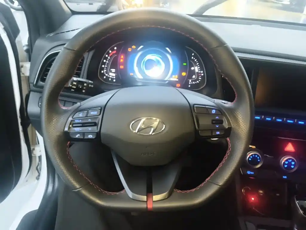 Hyundai Elantra — фото 10