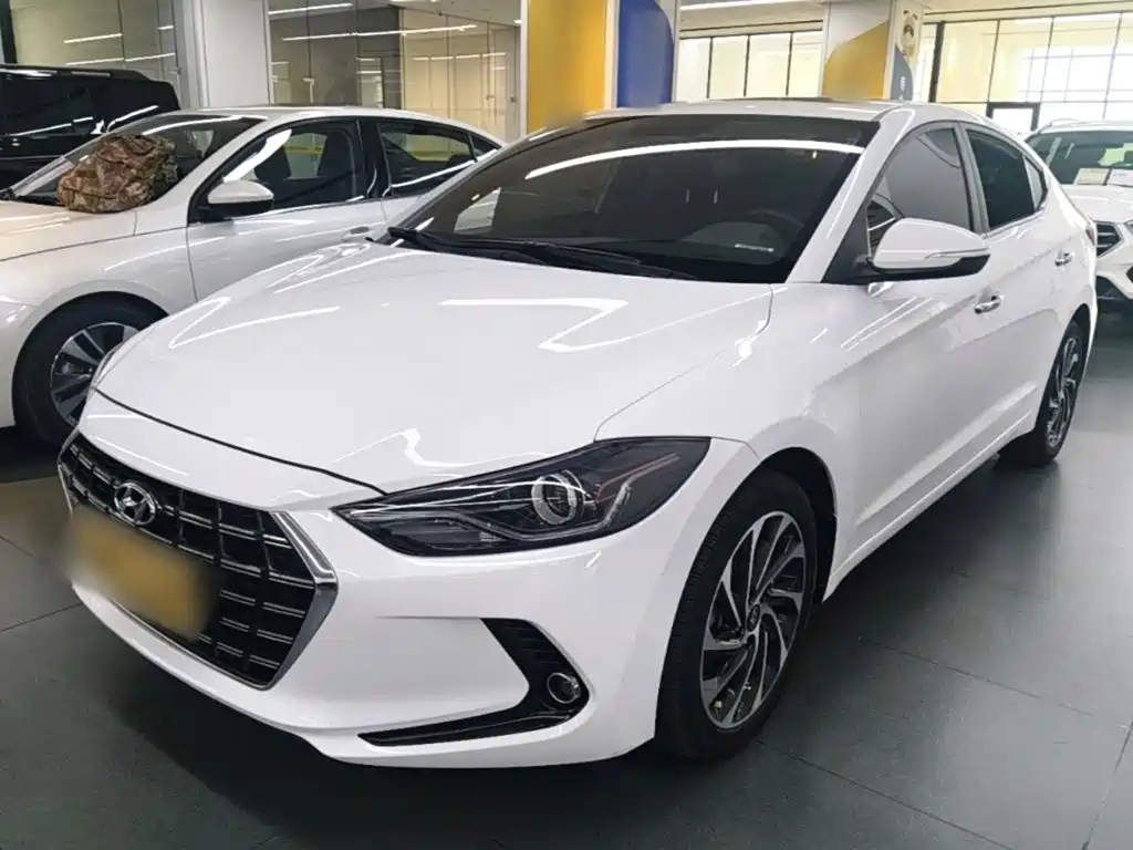 Hyundai Elantra — фото 1