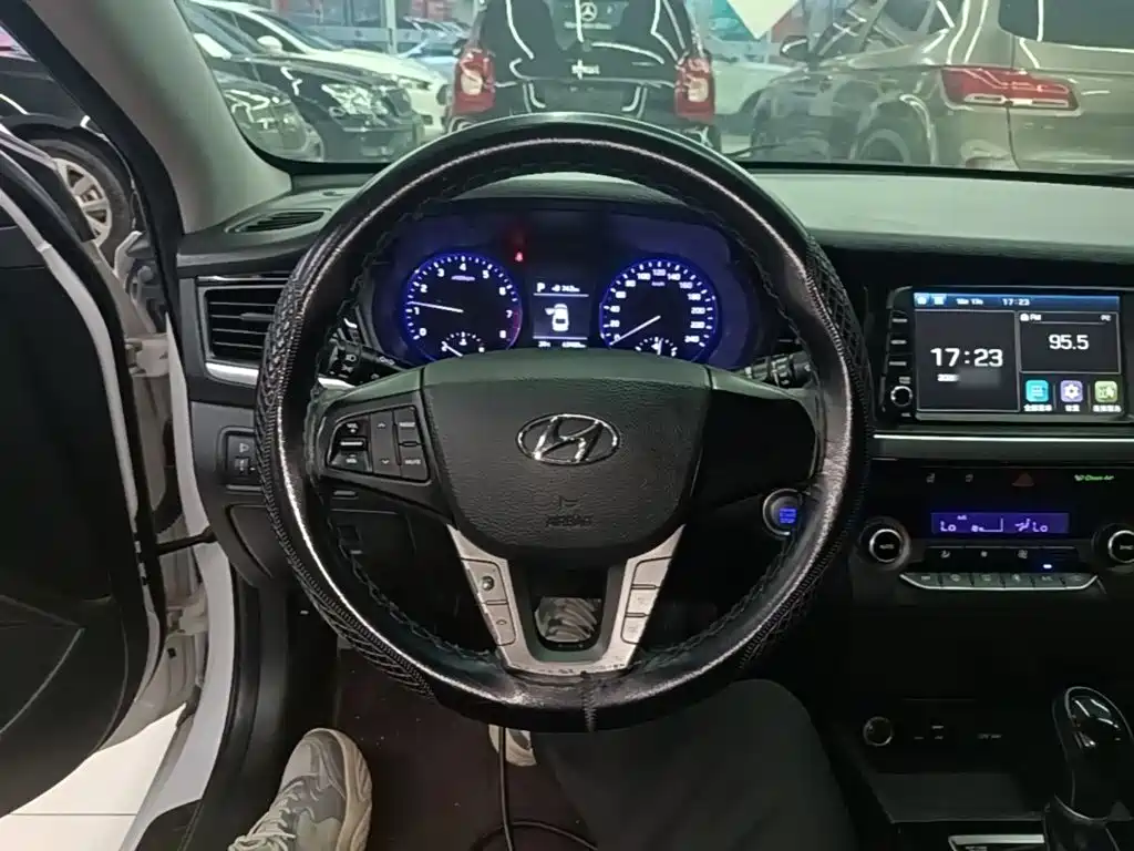 Hyundai Mistra — фото 10