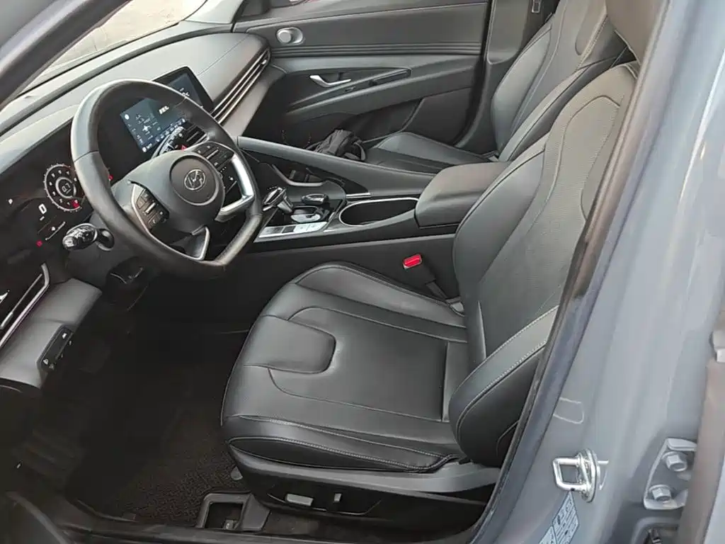 Hyundai Elantra — фото 14