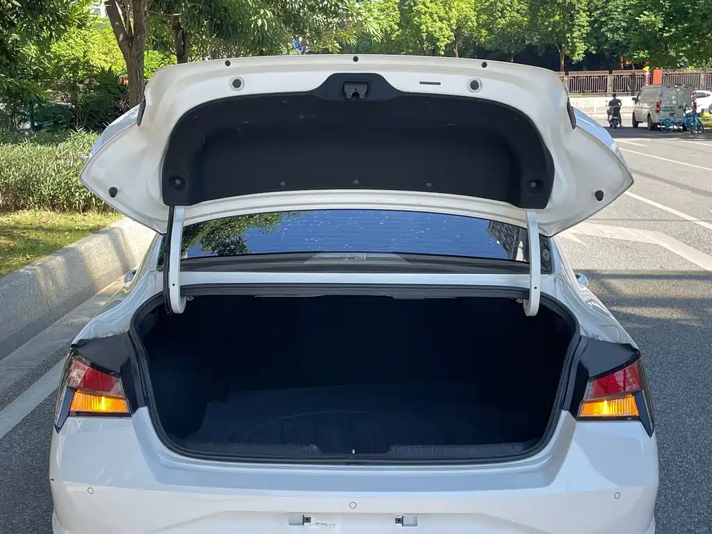 Hyundai Elantra — фото 17