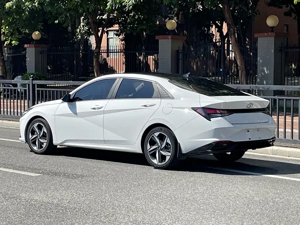 Hyundai Elantra — фото 18
