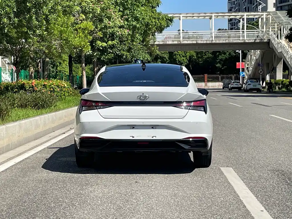 Hyundai Elantra — фото 19