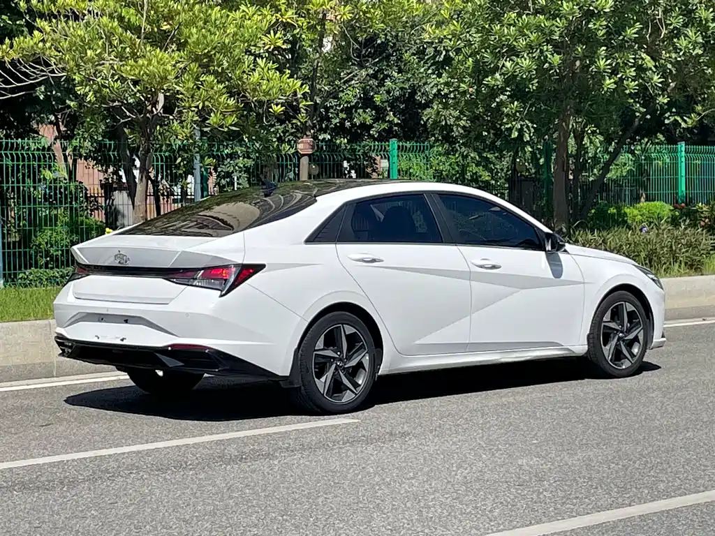 Hyundai Elantra — фото 20