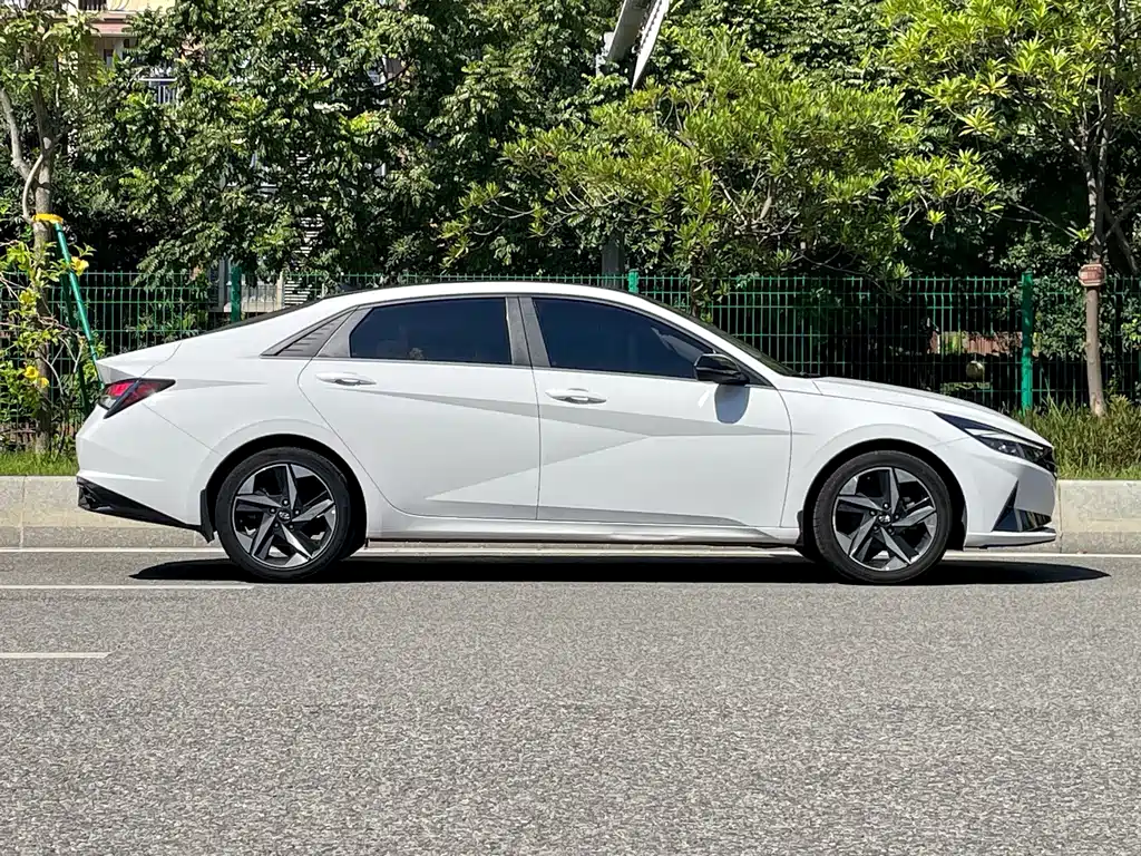 Hyundai Elantra — фото 3