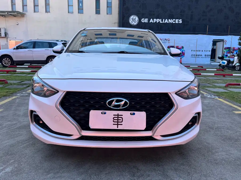 Hyundai Elantra — фото 2
