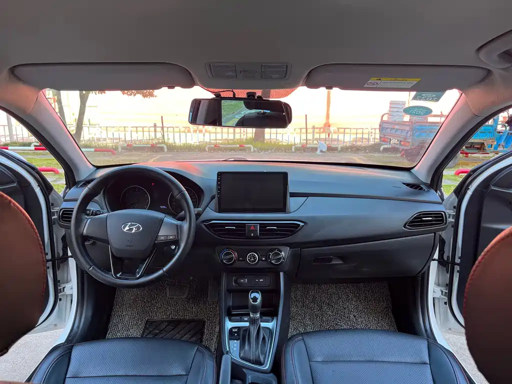 Hyundai Elantra — фото 11