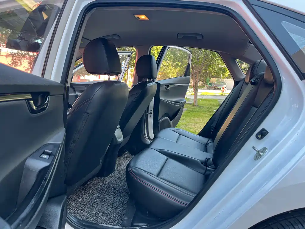 Hyundai Elantra — фото 15