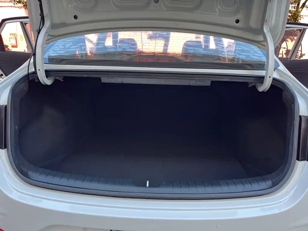 Hyundai Elantra — фото 17