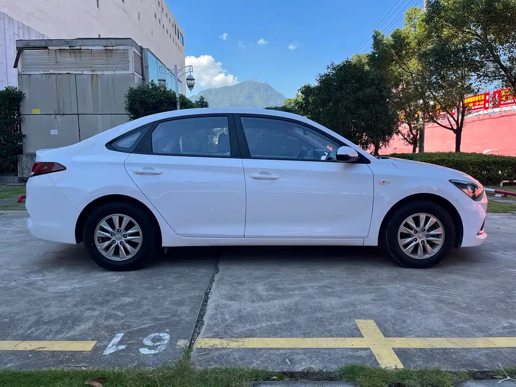Hyundai Elantra — фото 4