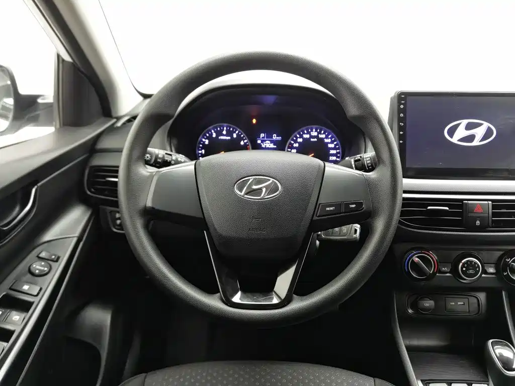 Hyundai Elantra — фото 11