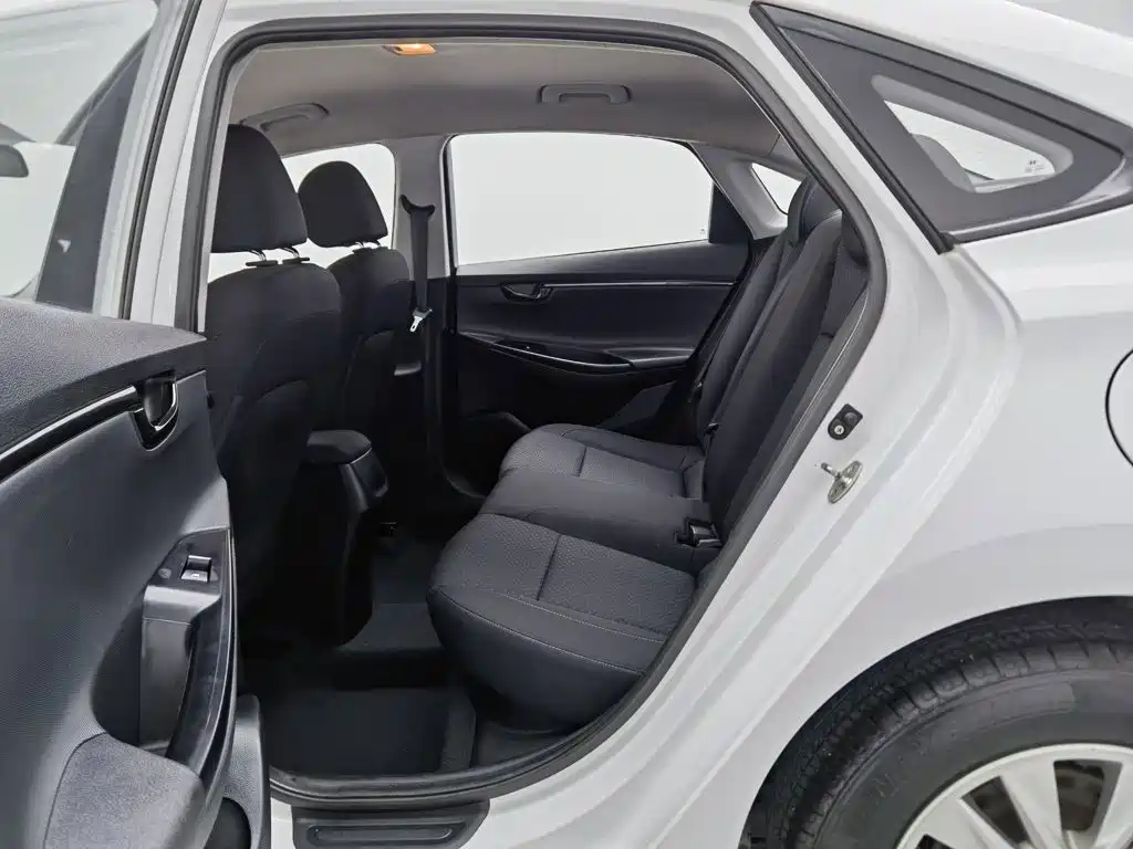 Hyundai Elantra — фото 15