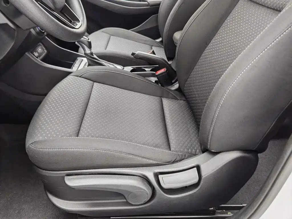 Hyundai Elantra — фото 20