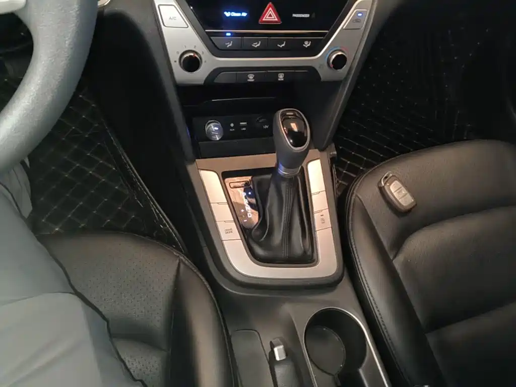 Hyundai Elantra — фото 13