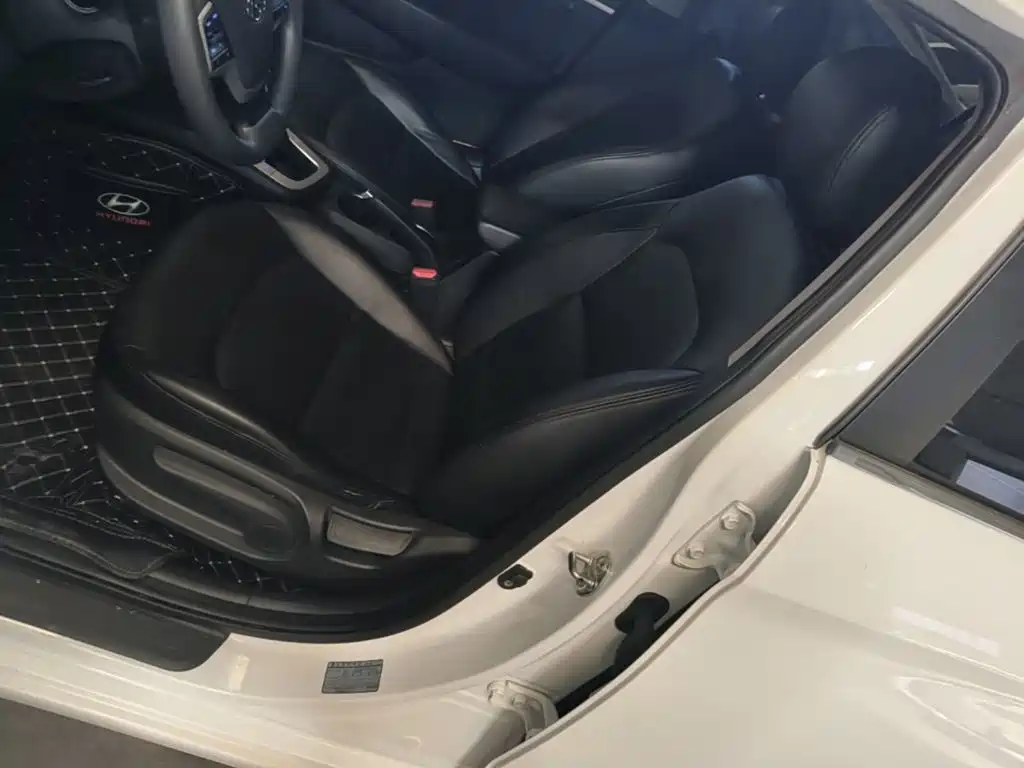 Hyundai Elantra — фото 14