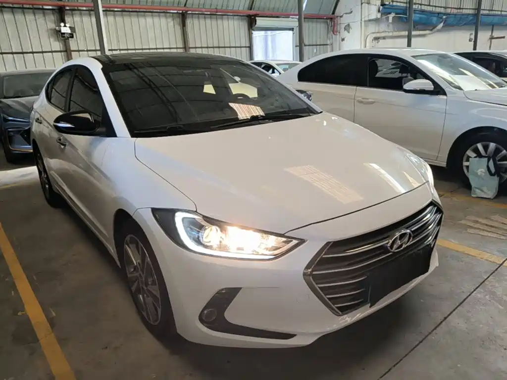 Hyundai Elantra — фото 3