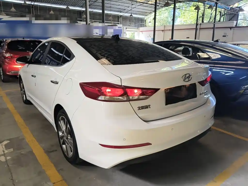 Hyundai Elantra — фото 4