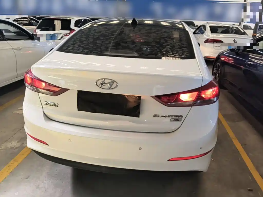 Hyundai Elantra — фото 5