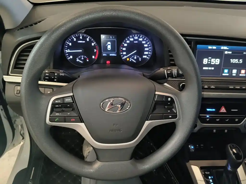 Hyundai Elantra — фото 10