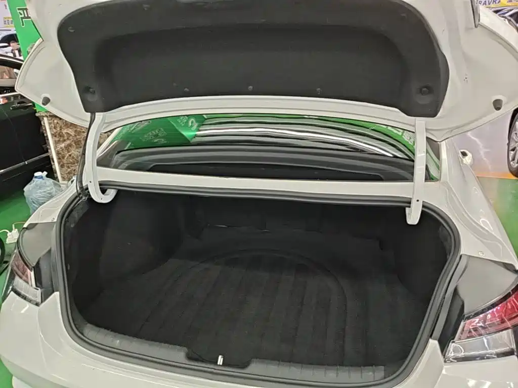 Hyundai Elantra — фото 18
