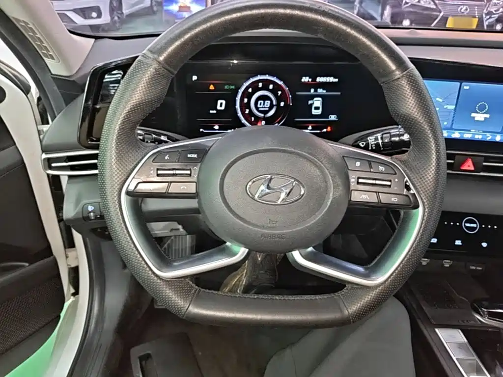 Hyundai Elantra — фото 10