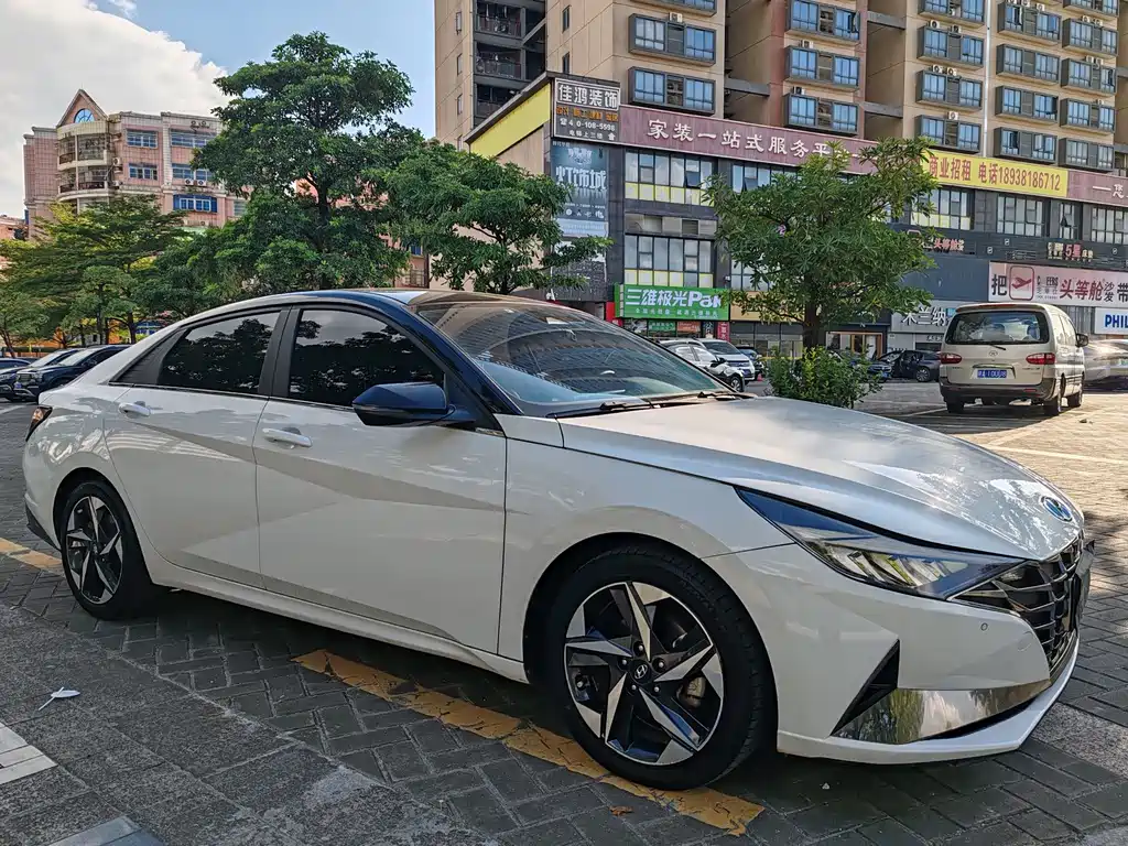 Hyundai Elantra — фото 2