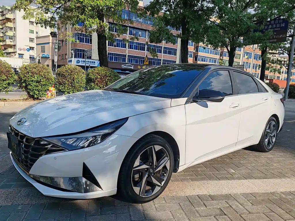 Hyundai Elantra — фото 3