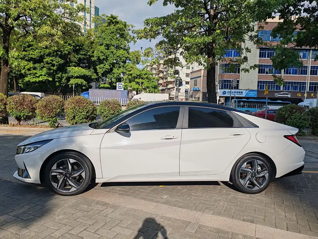 Hyundai Elantra — фото 4