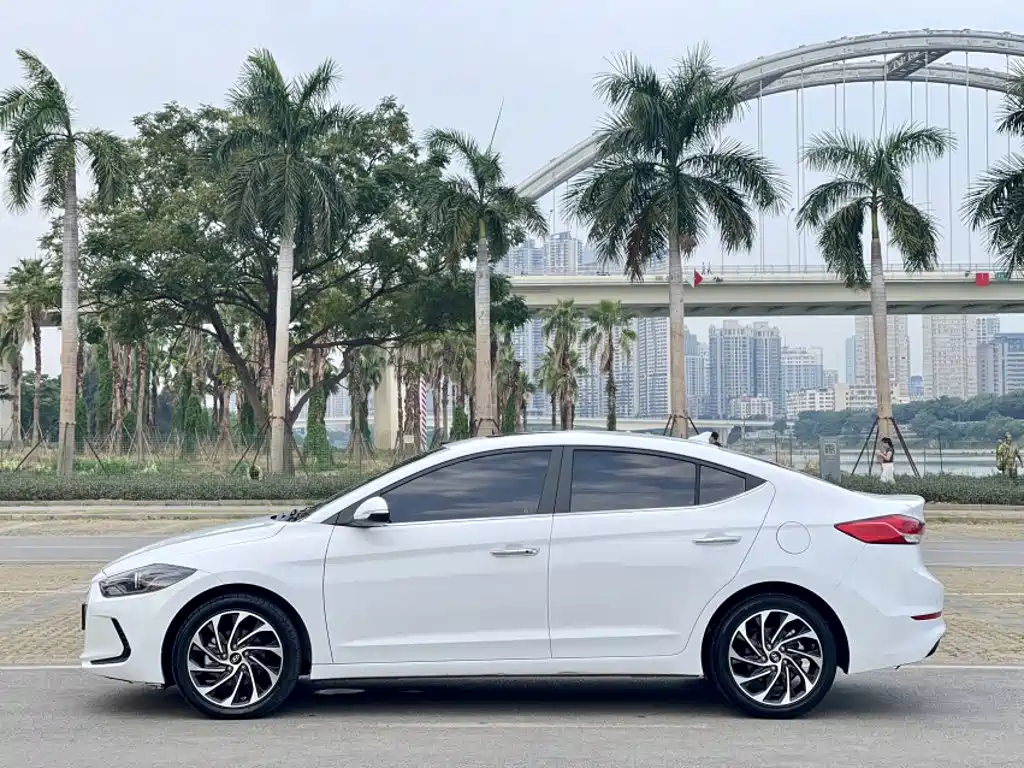 Hyundai Elantra — фото 3
