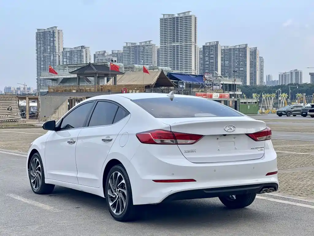 Hyundai Elantra — фото 4