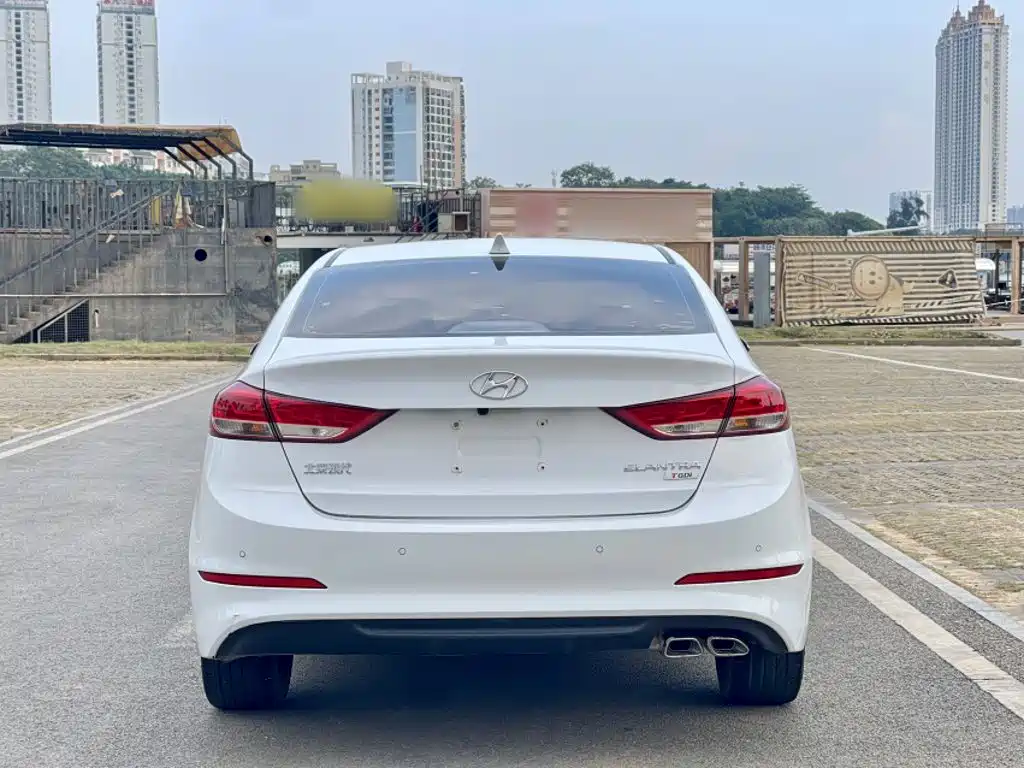 Hyundai Elantra — фото 5